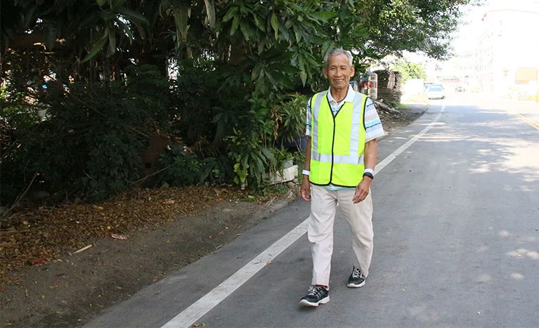 晨間、夜晚運動的配備—反光背心